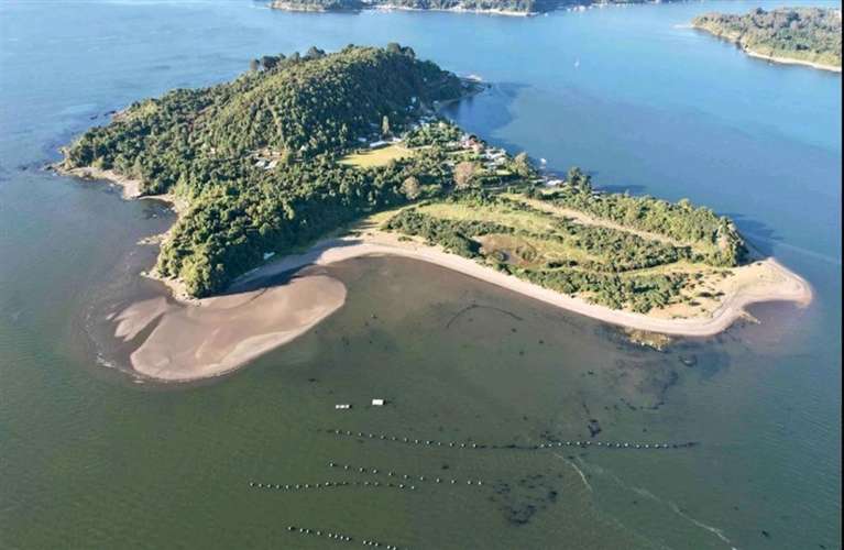 Isla de Mancera, cabaña frente al Castillo de Mancera