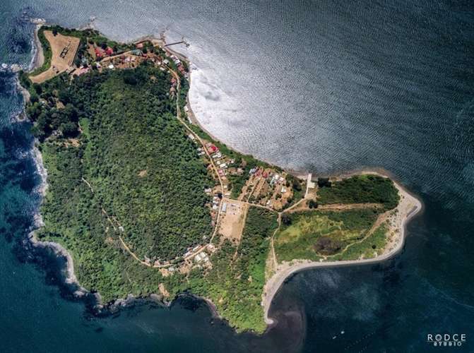 Isla de Mancera, cabaña frente al Castillo de Mancera