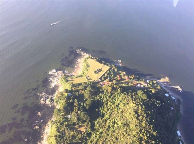 Isla de Mancera, cabaña frente al Castillo de Mancera
