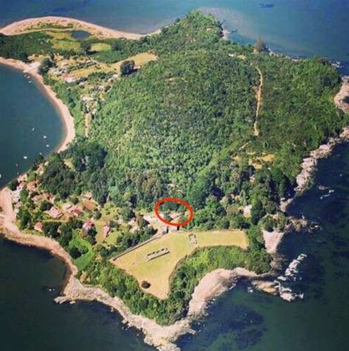 Isla de Mancera, cabaña frente al Castillo de Mancera
