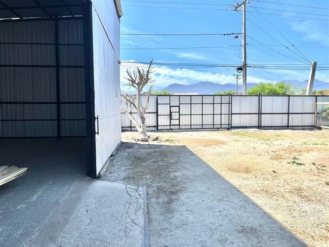 Bodega en arriendo en La Cruz, ideal para empresas.