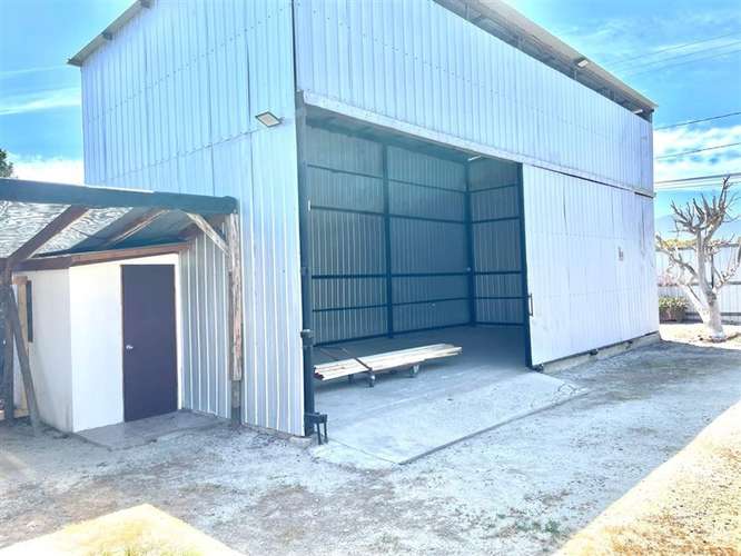 Bodega en arriendo en La Cruz, ideal para empresas.