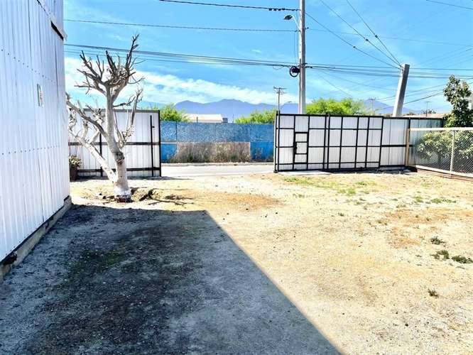 Bodega en arriendo en La Cruz, ideal para empresas.