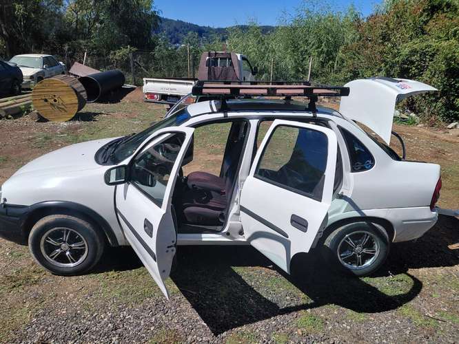 Vendo Chevrolet Corsa año 2001 1.6 bencinero sé vende con carro incluido ciudad de coronel fono 