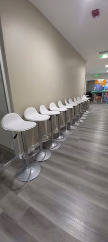 EN ALQUILER SILLAS Y MESAS TIPO BAR