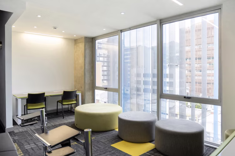 Espacio de oficina en renta para 4 personas en Bogota, Santa Barbara