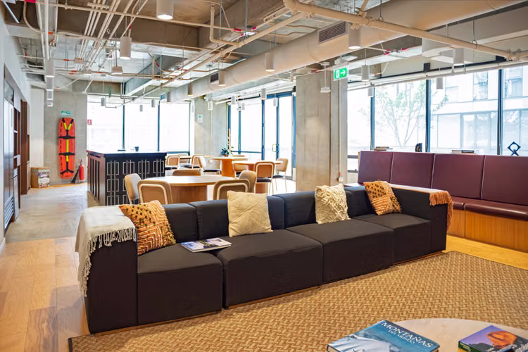 Alquiler de oficinas bellamente diseñadas para 1 persona en Bogota, Colina Campestre