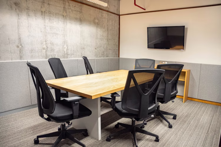Alquiler de oficinas bellamente diseñadas para 3 personas en Bogota, Colina Campestre
