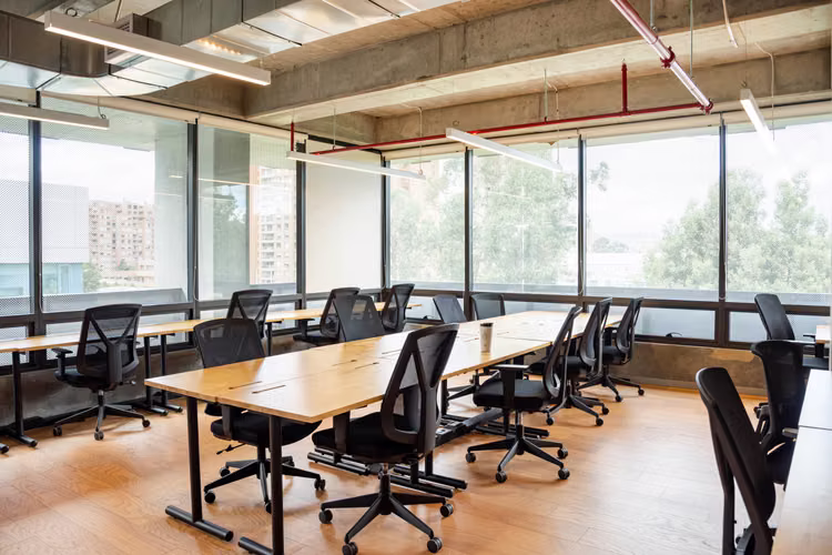Alquiler de oficinas bellamente diseñadas para 4 personas en Bogota, Colina Campestre