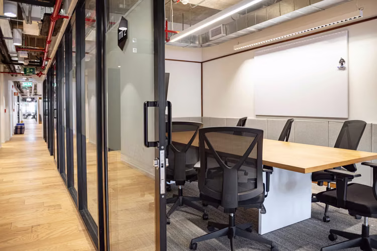 Alquiler de oficinas bellamente diseñadas para 5 personas en Bogota, Colina Campestre