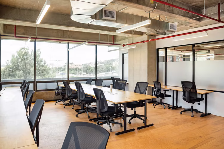 Alquiler de oficina abierta bellamente diseñada para 10 personas en Bogota, Colina Campestre