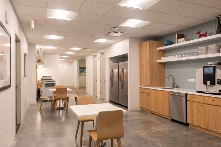 Alquiler de oficinas bellamente diseñadas para 5 personas en Bogota, Chico 94