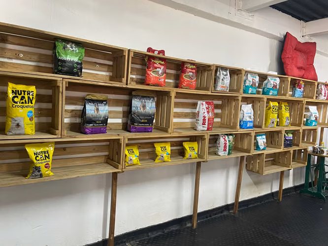 SE VENDE  TIENDA Y CLÍNICA VETERINARIA EN FUNCIONAMIENTO