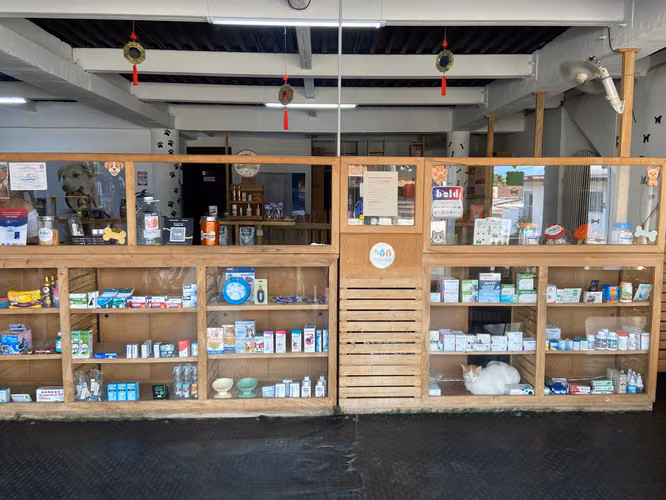 SE VENDE  TIENDA Y CLÍNICA VETERINARIA EN FUNCIONAMIENTO