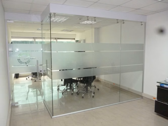 puerta en vidrio o divisiones de oficina en vidrio