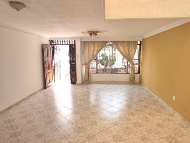 VENTA CASA CABECERA DEL LLANO. SECTOR PARQUE DE LOS LEONES