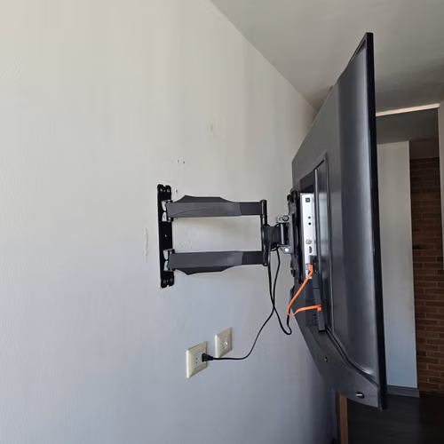 Televisor JVC 43” LED Full HD | Soporte de pared incluido gratis