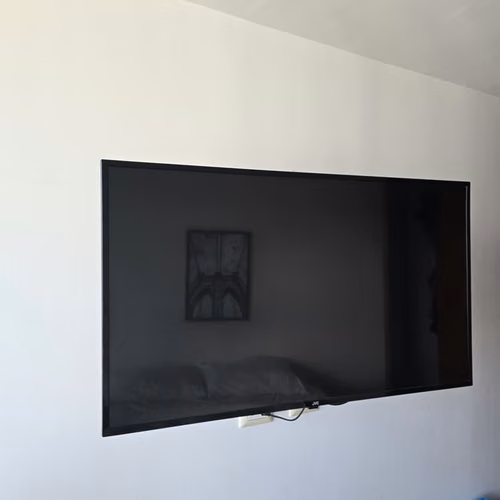 Televisor JVC 43” LED Full HD | Soporte de pared incluido gratis
