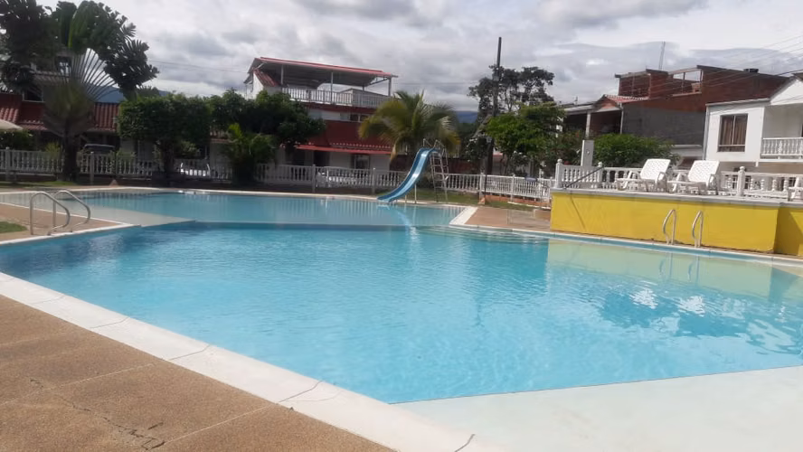 SE RENTA LINDA CASA AMOBLADA POR MESES EN VCIO META