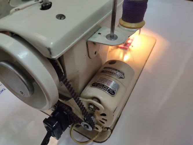 Máquina de Coser Brother Deluxe 685 Japonesa con mueble nuevo. - Imagen 5