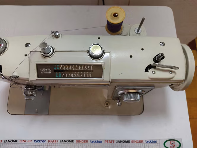 Máquina de Coser Brother Deluxe 685 Japonesa con mueble nuevo. - Imagen 4