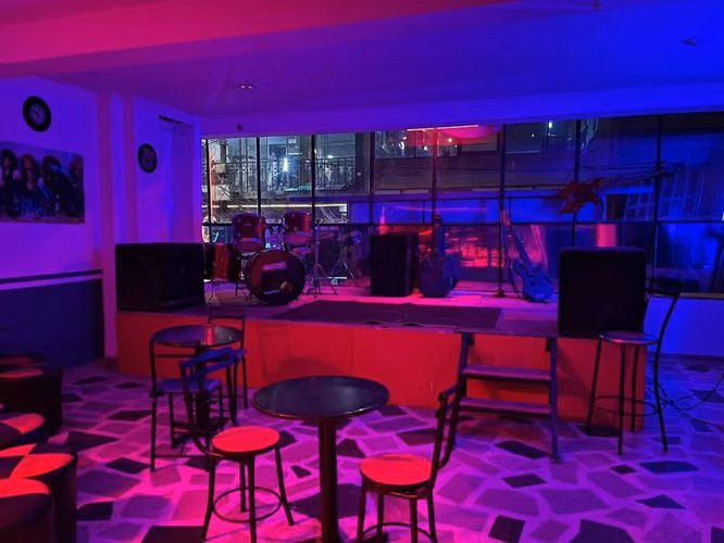 Bar de rock y salon de eventos totalmente equipado VALOR NEGOCIABLES, ESCUCHO OFERTAS - Imagen 6