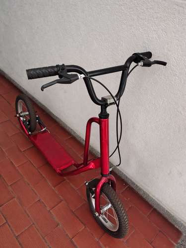 Scooter patineta roja con llantas de aire y frenos de mano · Cali