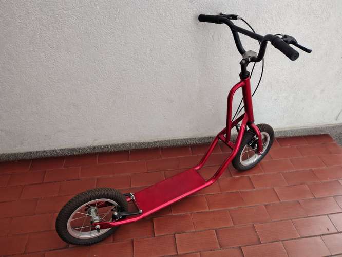 Scooter patineta roja con llantas de aire y frenos de mano · Cali