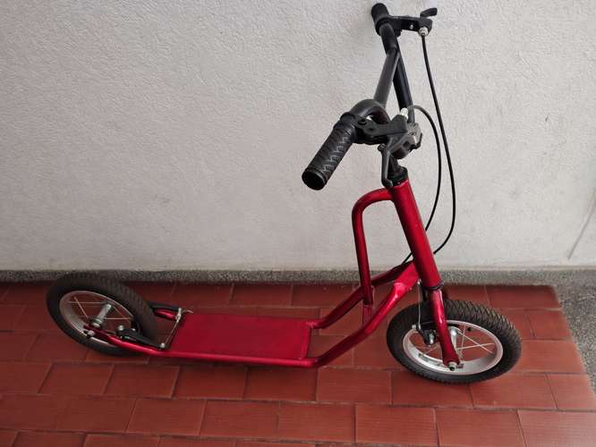 Scooter patineta roja con llantas de aire y frenos de mano · Cali