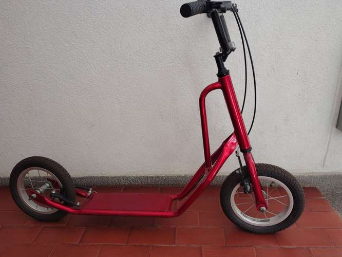 Scooter patineta roja con llantas de aire y frenos de mano · Cali