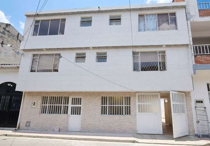 Casa con piscina en el centro de Melgar | 7 habitaciones, capacidad para 35 personas e ideal para inversión turística
