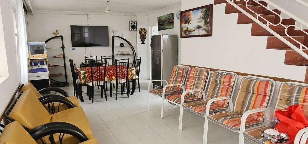Casa con piscina en el centro de Melgar | 7 habitaciones, capacidad para 35 personas e ideal para inversión turística