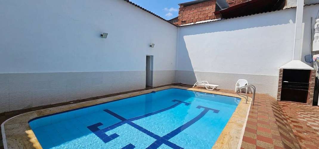 Casa con piscina en el centro de Melgar | 7 habitaciones, capacidad para 35 personas e ideal para inversión turística