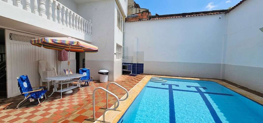 Casa con piscina en el centro de Melgar | 7 habitaciones, capacidad para 35 personas e ideal para inversión turística