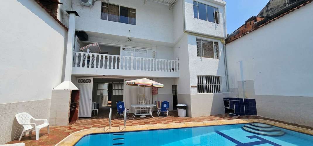 Casa con piscina en el centro de Melgar | 7 habitaciones, capacidad para 35 personas e ideal para inversión turística