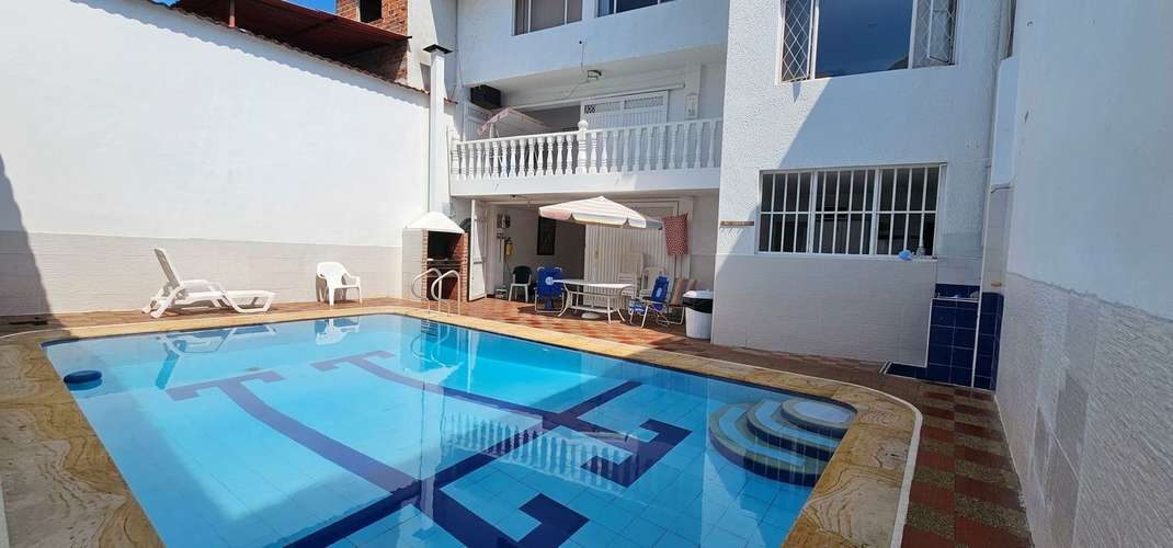 Casa con piscina en el centro de Melgar | 7 habitaciones, capacidad para 35 personas e ideal para inversión turística