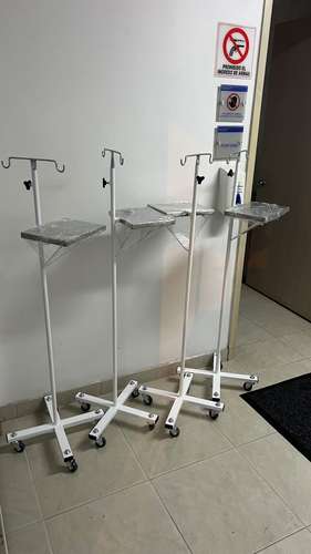 Atril porta sueros con bandeja inoxidable para monitor