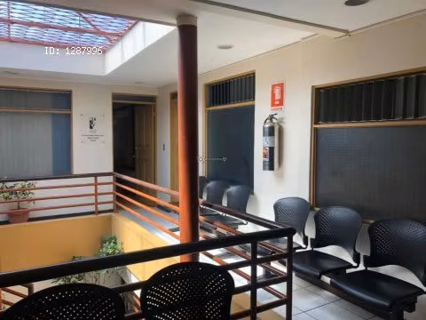 Edificio con parqueo. Cerca de la CLinica Biblica. LC-114