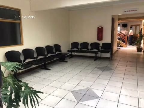 Edificio con parqueo. Cerca de la CLinica Biblica. LC-114