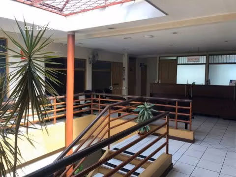 Edificio con parqueo. Cerca de la CLinica Biblica. LC-114