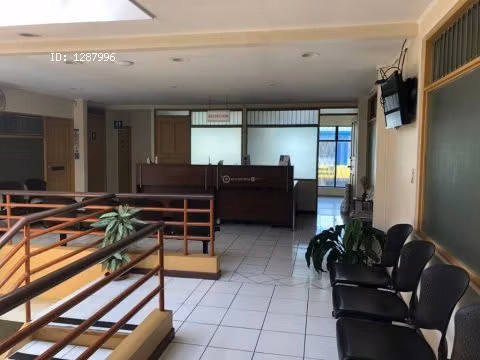 Edificio con parqueo. Cerca de la CLinica Biblica. LC-114