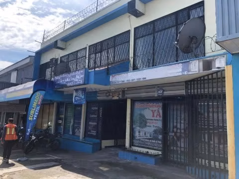 Edificio con parqueo. Cerca de la CLinica Biblica. LC-114