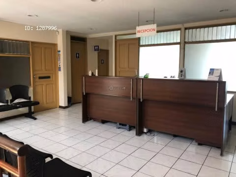 Edificio con parqueo. Cerca de la CLinica Biblica. LC-114