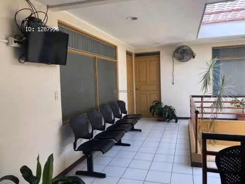 Edificio con parqueo. Cerca de la CLinica Biblica. LC-114