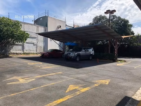 Edificio con parqueo. Cerca de la CLinica Biblica. LC-114