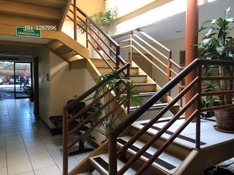 Edificio con parqueo. Cerca de la CLinica Biblica. LC-114