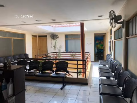 Edificio con parqueo. Cerca de la CLinica Biblica. LC-114