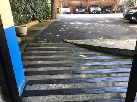 Edificio con parqueo. Cerca de la CLinica Biblica. LC-114