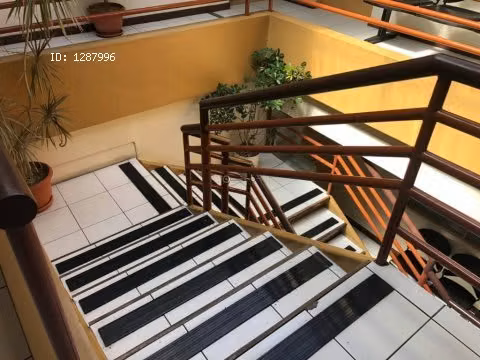 Edificio con parqueo. Cerca de la CLinica Biblica. LC-114