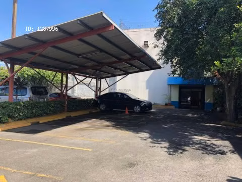 Edificio con parqueo. Cerca de la CLinica Biblica. LC-114